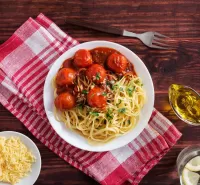 Jigsaw Puzzle Spaghetti with tomatoes