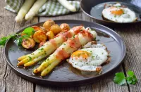 Bulmaca Asparagus in bacon