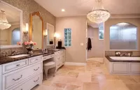 Rompicapo Bathroom with chandelier