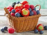 Слагалица Berries in a basket