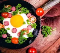 Rätsel Scrambled eggs on frying pan