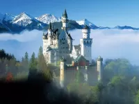 Quebra-cabeça castle in mountains