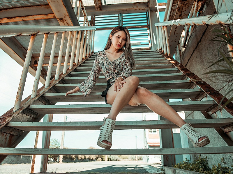 Голая девочка на лестнице