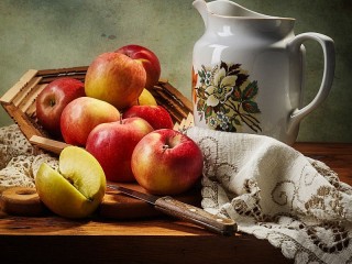 Кувшин и яблоки