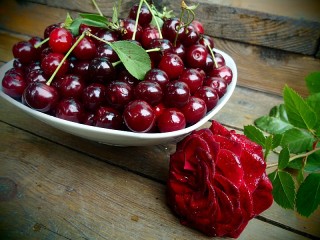 Пазл «Роза и вишни»