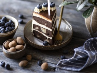 Пазл «Ломтик торта со свечой»