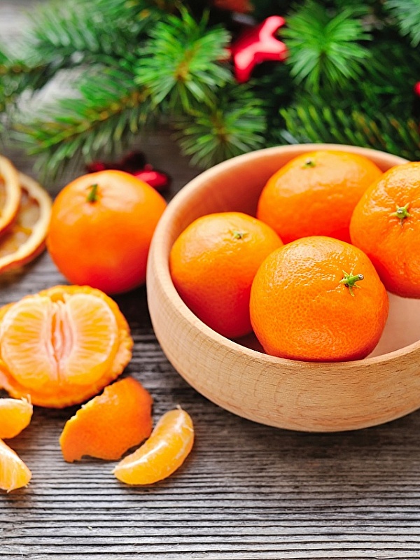 Апельсин новые слова. Новогодний мандарин.. Мандарины новый год. Зима мандарины. Мандарины и елка.